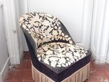 une chaise posée dans un coin d'une pièce