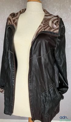 veste en cuir marron sur un mannequin de vitrine au torse blanc