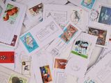de nombreux types de timbres sur la table