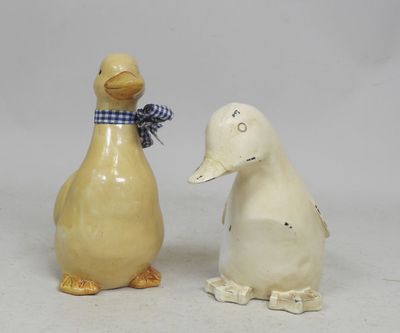deux canards en céramique placés l'un à côté de l'autre