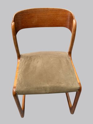 La chaise est en bois et son assise est verte.