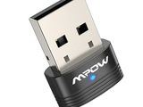 un gros plan d'un adaptateur USB sur fond blanc