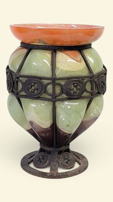 un vase surmonté d'un bol, posé sur un socle
