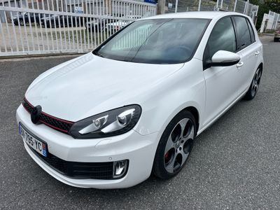 la voiture blanche est garée sur le côté de la route