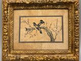 tableau représentant deux oiseaux perchés sur une branche, dans un cadre doré