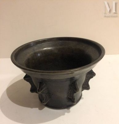 un bol noir posé sur une table blanche