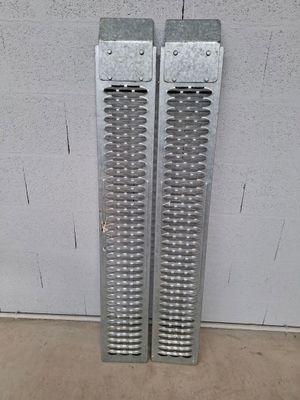 une paire de grilles en acier fixées au mur d'un garage
