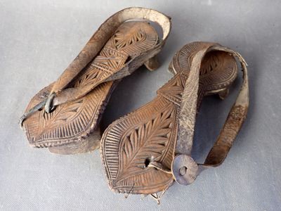 une paire de chaussures posée sur une table