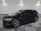 une voiture noire garée dans un garage au sol en damier