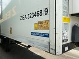 un camion garé sur le bord de la route