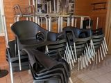 le nombre de chaises qui sont assises ensemble dans une pièce