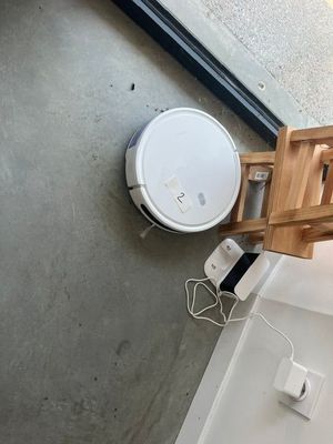 un robot posé par terre à côté d'une chaise