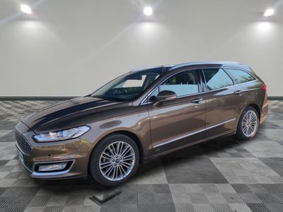 une Ford Mondeo marron garée sur un sol en carrelage à damier