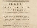un vieux livre avec une image en noir et blanc