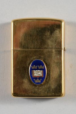 une image représentant un briquet doré orné d'un emblème bleu