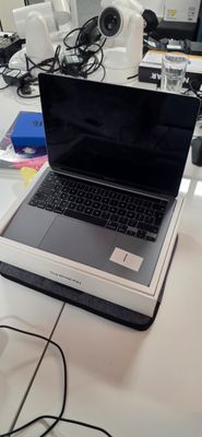 un ordinateur portable posé sur un bureau dans une pièce