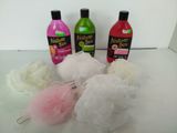 trois flacons de produits pour le bain posés sur une table