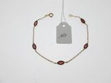 Gros plan sur un bracelet portant une étiquette