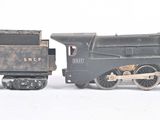 un petit train posé sur une surface blanche