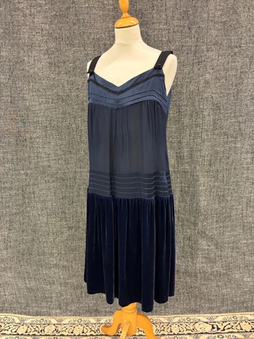 ALAIN MANOUKIAN   Robe légère bleu nuit à bretelles. Taille 38-40...