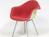 une image représentant une chaise rouge et blanche avec un piètement en métal