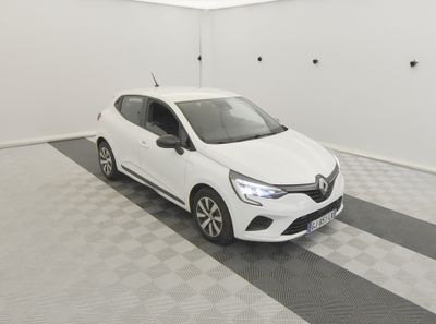 la voiture blanche est garée dans le garage sur le sol en damier