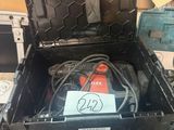 une boîte d'outils posée sur une table