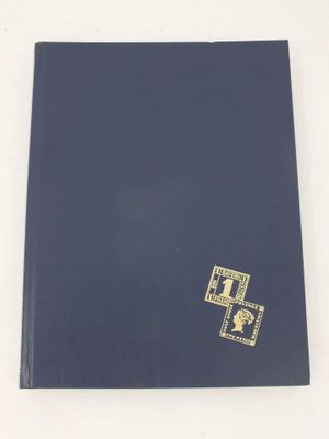 un gros plan d'un livre posé sur une surface blanche, avec une couverture bleue