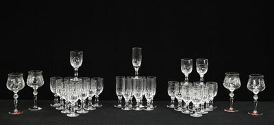 de nombreux verres à vin alignés sur une table noire