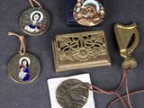 un grand nombre d'objets posés sur la table