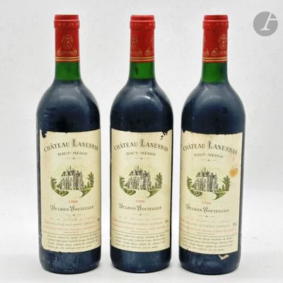 trois bouteilles de vin rouge posées l'une à côté de l'autre sur une surface blanche