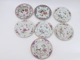 six assiettes ornées de motifs floraux sont disposées sur un fond blanc