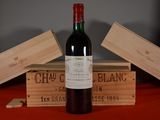 une bouteille de vin posée sur une table, à côté de deux caisses en bois