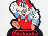 un autocollant « Nintendo Entertainment System » sur un mur blanc