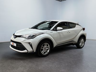 une Toyota C-HR blanche garée dans une grande pièce