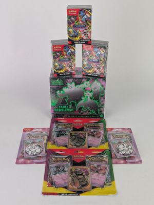 une vitrine remplie de cartes à collectionner Pokémon, dont il y a beaucoup