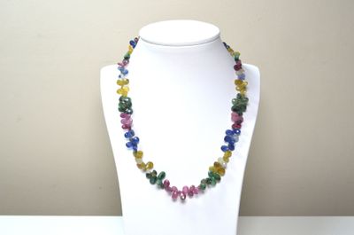 collier composé de perles multicolores sur un mannequin blanc
