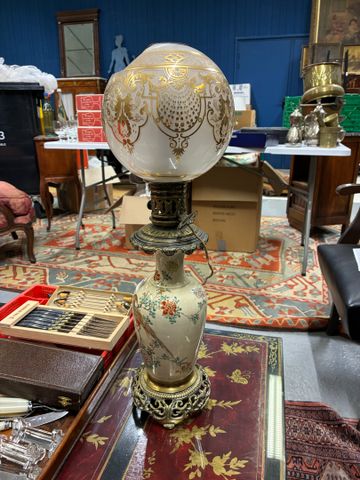 Lampe à pétrole à décor asiatique avec son globe en verre (accide...