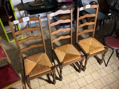 quatre chaises alignées sur le sol