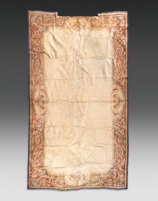 un tapis ancien en brocart de soie et d'or, orné d'une bordure florale