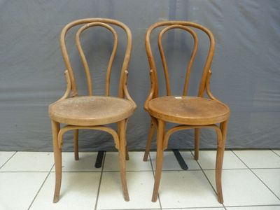 Pologne - Paire de chaises en hêtre courbé.