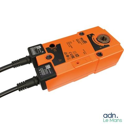 un gros plan d'un appareil électrique orange sur fond blanc