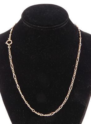 un collier à chaîne en or sur le cou d'un mannequin