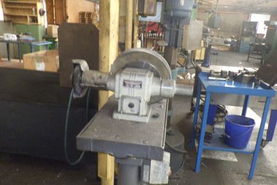 une machine qui se trouve à l'intérieur d'un bâtiment