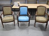 quatre chaises placées devant une table