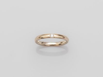une bague en or surmontée d'un seul diamant