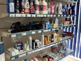de nombreuses bouteilles de produits d'entretien sur les rayons du magasin
