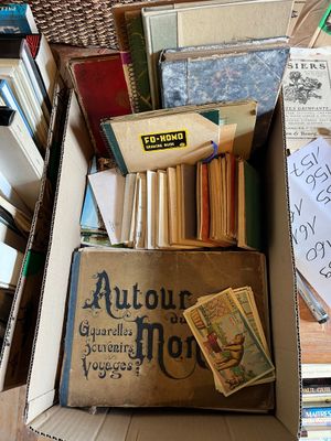 une boîte en carton remplie de livres sur une table