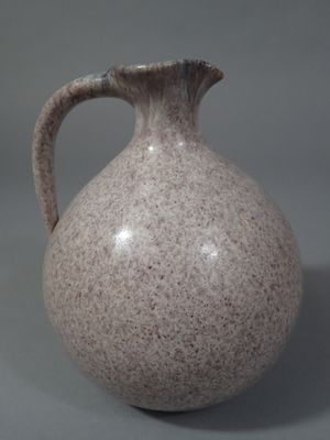 ACCOLAY. Pichet en céramique mouchetée de teinte violine à c…