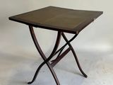 l'image d'une petite table à plateau carré